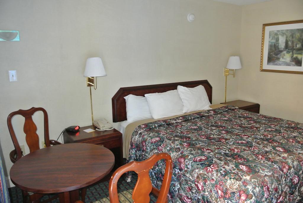 Rodeway Inn Norcross Bilik gambar